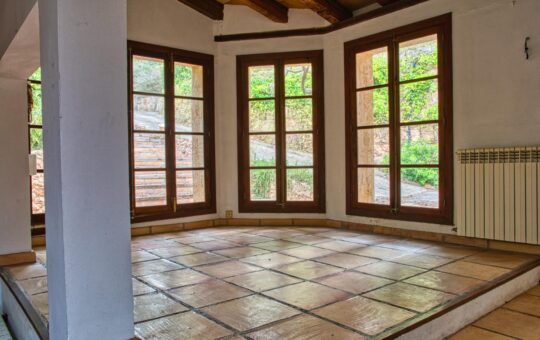 INVERSIÓN: Finca de piedra natural en el valle de Sa Coma Fría, Andratx - Galería con ventanas panorámicas