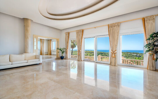 Villa con preciosas vistas al mar en Bendinat - Wohnbereich und Essbereich