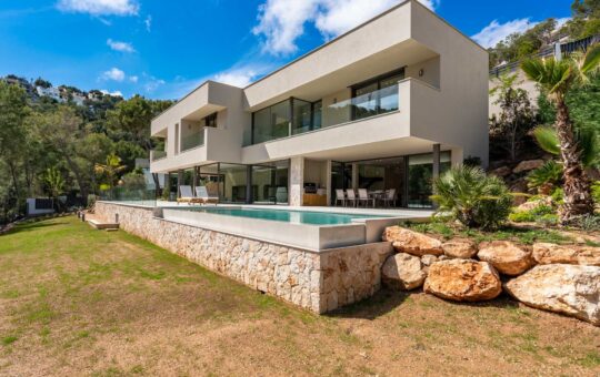 Moderna villa de nueva construcción en la popular zona de Costa d'en Blanes - Fachada principal