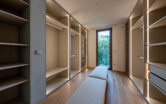 Moderna villa de nueva construcción en la popular zona de Costa d'en Blanes - Vestidor adyacente a dormitorio 2