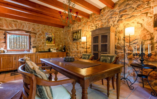 Encantadora finca de piedra natural con piscina en el hermoso valle de Andratx - Cocina rústica con comedor