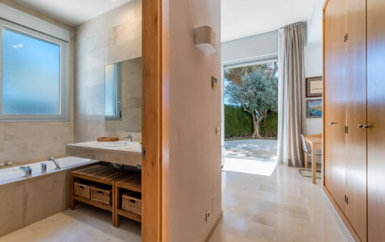 Amplia planta baja con jardín en Sol de Mallorca - Dormitorio con baño en suite 1