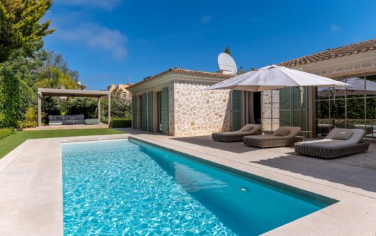 Encantadora villa de estilo finca en ubicación privilegiada en Nova Santa Ponsa - Solarium y piscina
