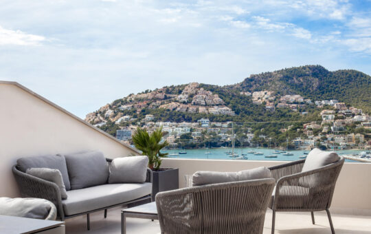 Adosado renovado de alta calidad con fantásticas vistas al puerto - Azotea con lounge