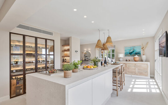 Kernsanierte Beachhouse-Villa mit Meerblick - Moderne Küche