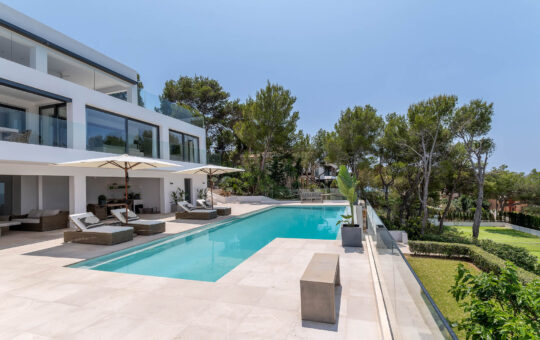 Exklusive Residenz mit Panoramablick auf das Meer und privatem Tennisplatz - Moderne Villa mit herrlichen Terrassen