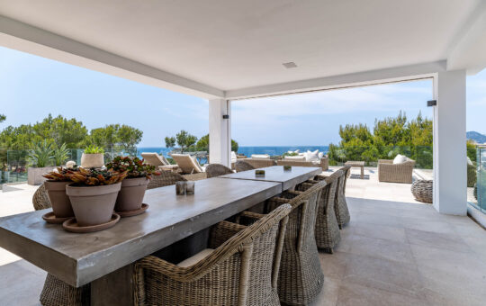 Exklusive Residenz mit Panoramablick auf das Meer und privatem Tennisplatz - Überdachte Terrasse mit Essplatz