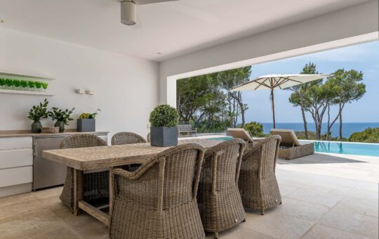 Exklusive Residenz mit Panoramablick auf das Meer und privatem Tennisplatz - Aussenküche und Essbereich