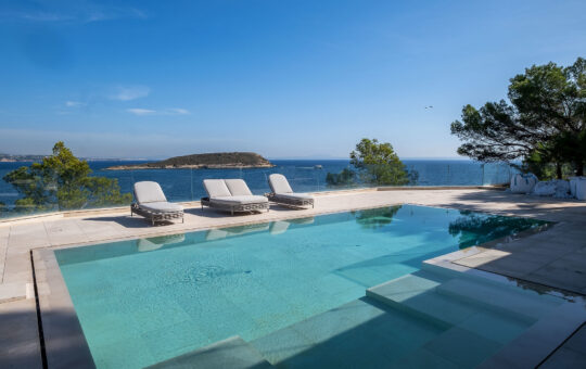 Newly built front line villa with stunning views and sea access in Cala Vinyas, Cala Vinyas