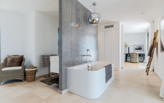 Exclusive residence with panoramic sea views and private tennis court - Bathroom 1