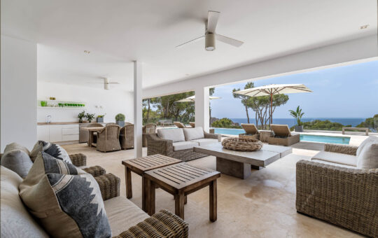 Exclusive residence with panoramic sea views and private tennis court - Outside lounge