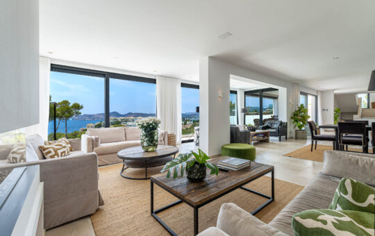 Exclusive residence with panoramic sea views and private tennis court - Living area