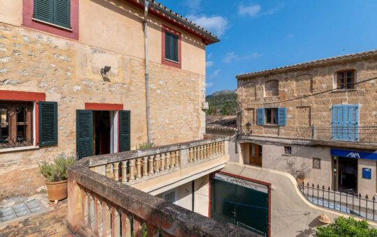 Spacious town house with lots of atmosphere in the heart of S'Arraco - Terrace on the first floor