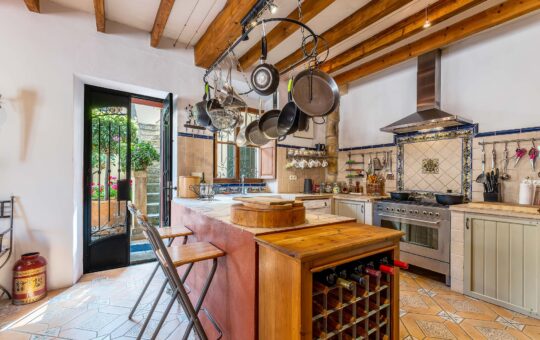 Spacious town house with lots of atmosphere in the heart of S'Arraco - Open kitchen
