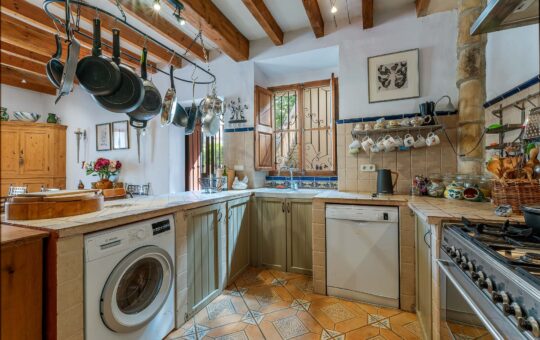 Spacious town house with lots of atmosphere in the heart of S'Arraco - Rustic fitted kitchen