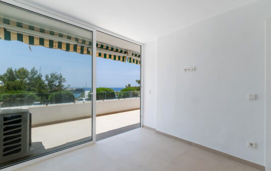 Completely renovated front line apartment in Port Adriano - Living area with access to the terrace