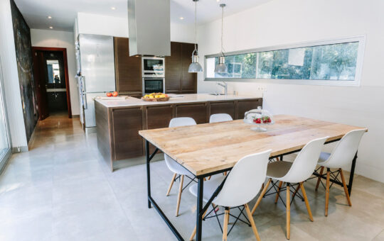 Magnificent Bauhaus style family villa in Costa d´en Blanes - Modern fitted kitchen with dining area