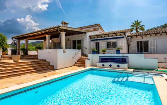 Traditional villa within walking distance to the port - Traditional villa with pool