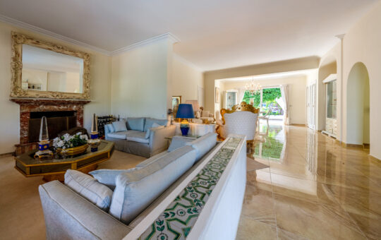 Traditional villa within walking distance to the port - Living area with fireplace