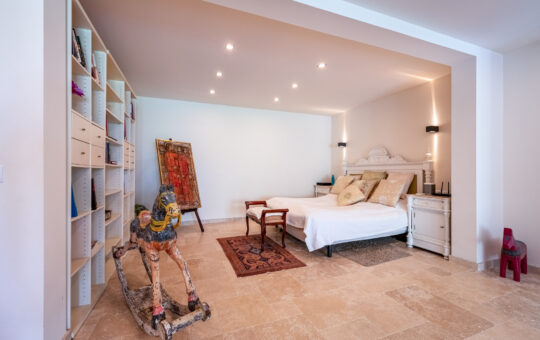 Luxurious family villa in an exclusive location with a stunning pool and garden - Bedroom 2 guest area