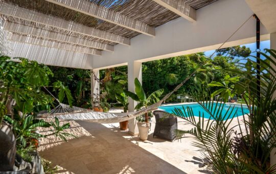 Luxurious family villa in an exclusive location with a stunning pool and garden - Covered terrace with chill-out area
