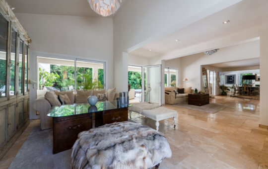 Luxurious family villa in an exclusive location with a stunning pool and garden - Open living-dining area