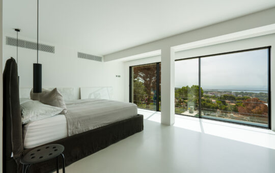 Unique sea view villa in a prestigious location - Bedroom 2