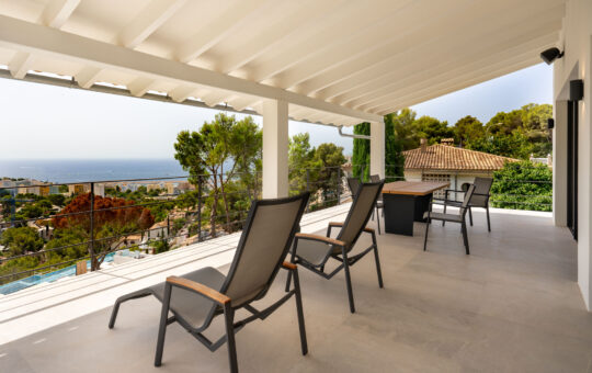 Unique sea view villa in a prestigious location - Covered terrace on the second floor