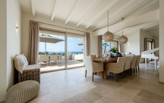 Exclusive villa with sea views in Portals Nous - Open dining area