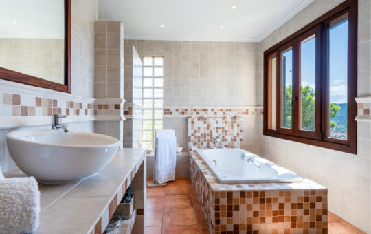 Mediterranean villa with vacation rental license and unique port views - Bathroom 1
