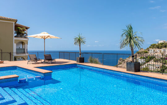 Ground floor apartment with private garden and beautiful sea views - Large community pool