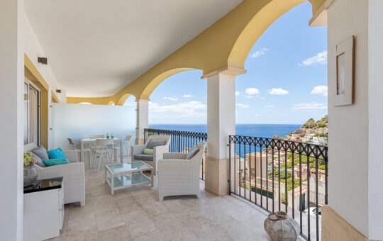 Ground floor apartment with private garden and beautiful sea views - Covered terrace