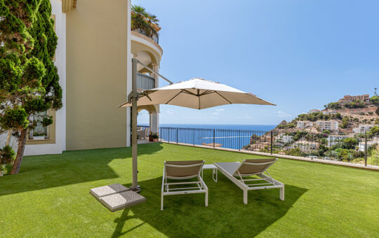 Ground floor apartment with private garden and beautiful sea views - Garden with sea views