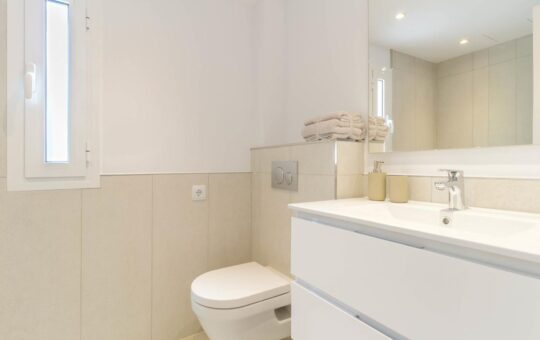 Modern, completely refurbished front line apartment in Santa Ponsa - Bathroom 2