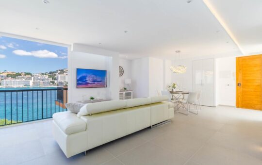 Modern, completely refurbished front line apartment in Santa Ponsa - Living area