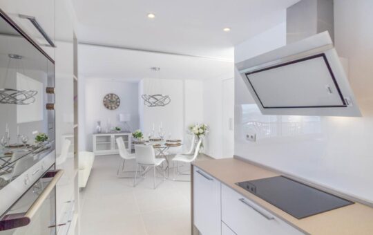 Modern, completely refurbished front line apartment in Santa Ponsa - Modern fitted kitchen