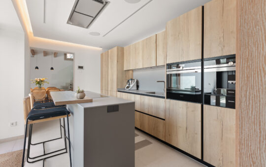 Stylish town house in the heart of Andratx - Modern fitted kitchen with cooking island